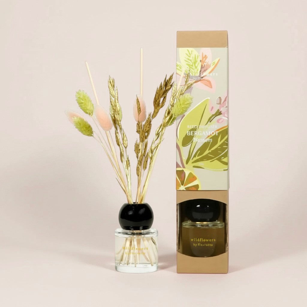 Reed diffuser med tørkede blomster i Husvarm gaveeske