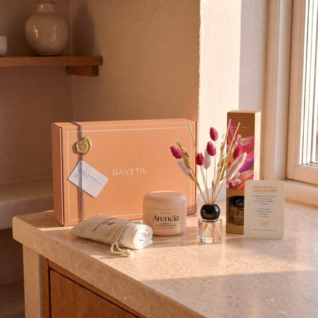 Gjenskinn, en gaveeske med Arencia Mochi cleanser, diffuser med tørkede blomster og ansiktsklut.