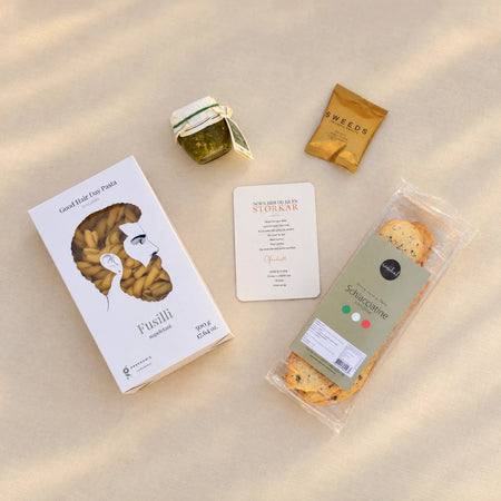 Storkar en gave fra gavetil med pasta, sweeds, pesto og scihacciatine