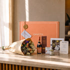 Hel ved gaveeske med gourmet balsamico, trøffelsalt, summerbird sjokolade, tørkede blomster. Personlig hilsen og kort om hvorfor mottaker får Hel ved følger med.