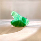 Grønn gua sha for ansiktsmassasje i Avspent gaveeske