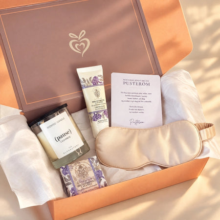 Pause gaveeske med Cashmere duftlys, lavendel håndkrem, sovemaske og såpe