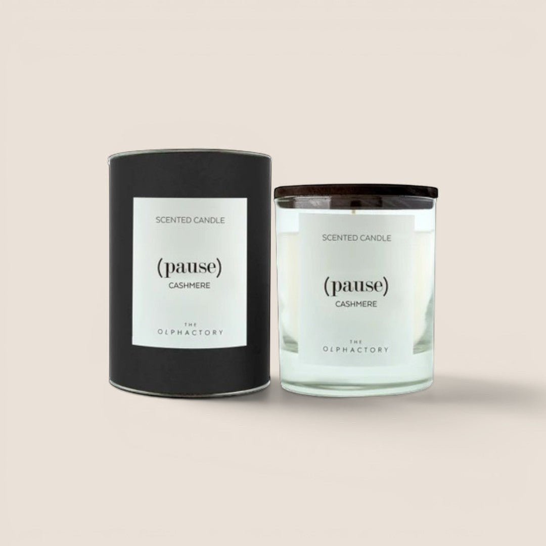 Pause Cashmere duftlys i glass med trelokk og sort eske i gaveesken Pause fra gavetil.no
