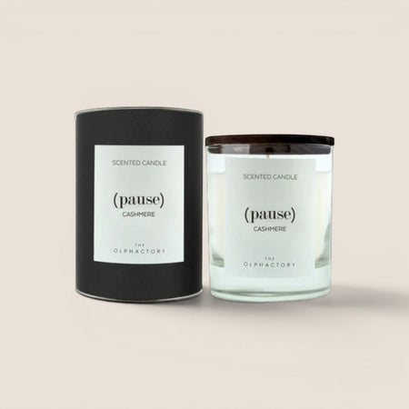 Pause Cashmere duftlys i glass med trelokk og sort eske i gaveesken Pause fra gavetil.no