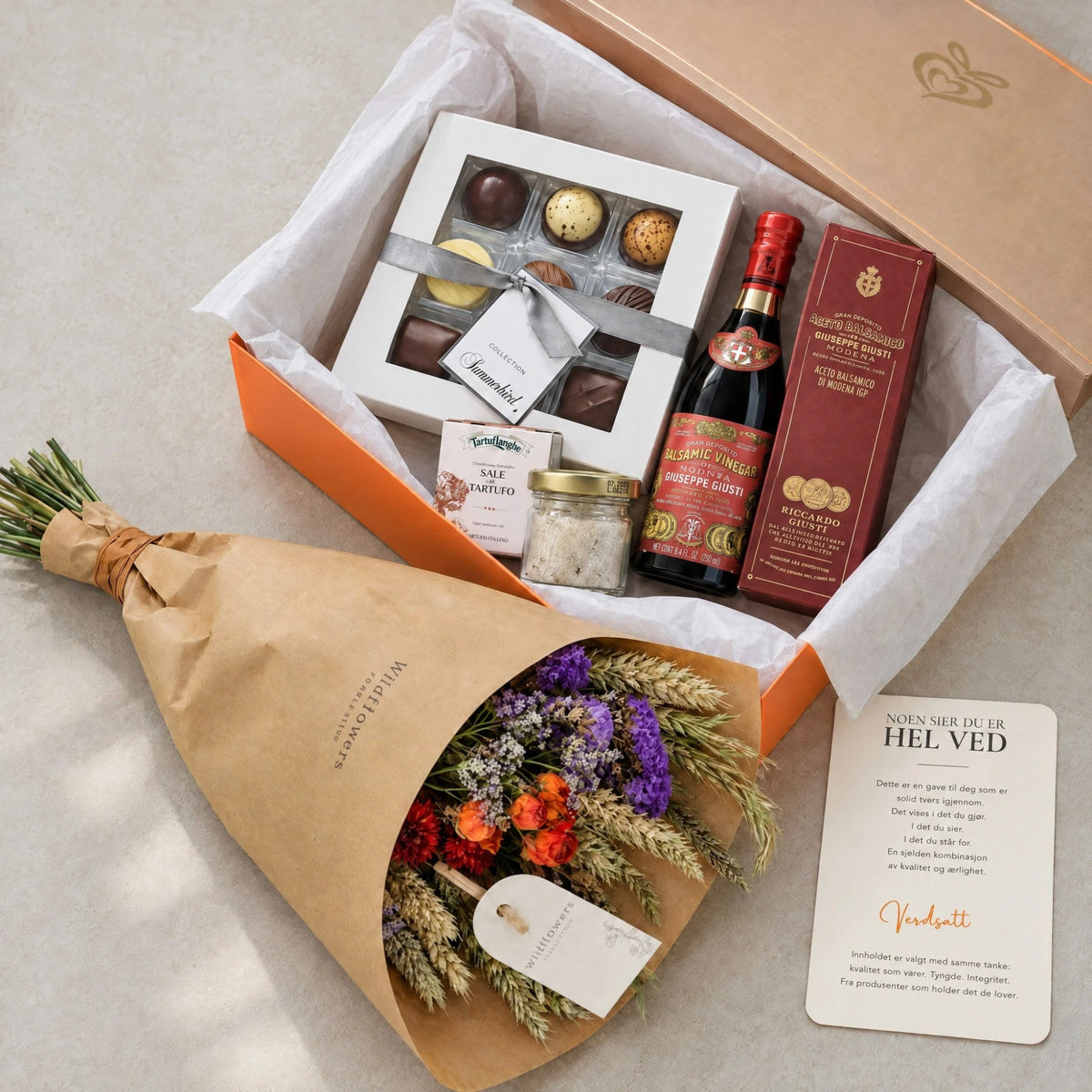 Åpen Hel ved gaveeske med balsamico, tørkede blomster, trøffelsalt og personlig kort