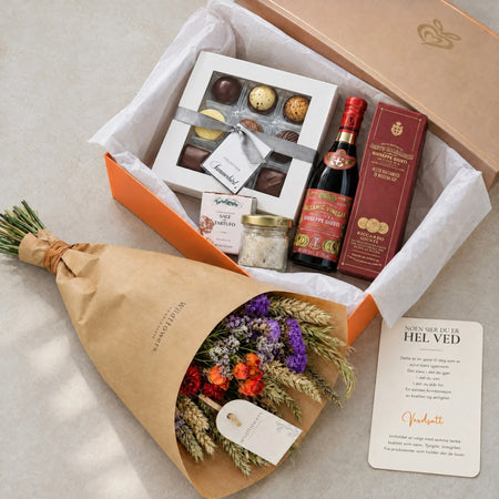 Åpen Hel ved gaveeske med balsamico, tørkede blomster, trøffelsalt og personlig kort
